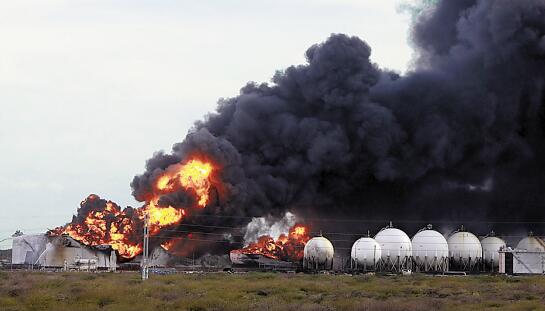 加油站的地下储油罐、加油机、管理室和加油站场所防火